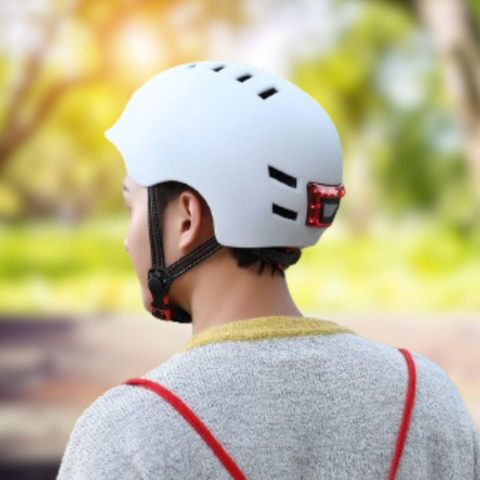 Kask rowerowy miejski – z przednim i tylnym oświetleniem LED 