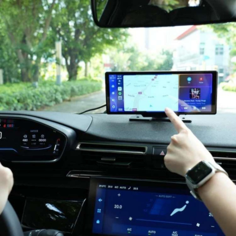 Smart Car Screen – Easy Navigation and Integrated Camera 